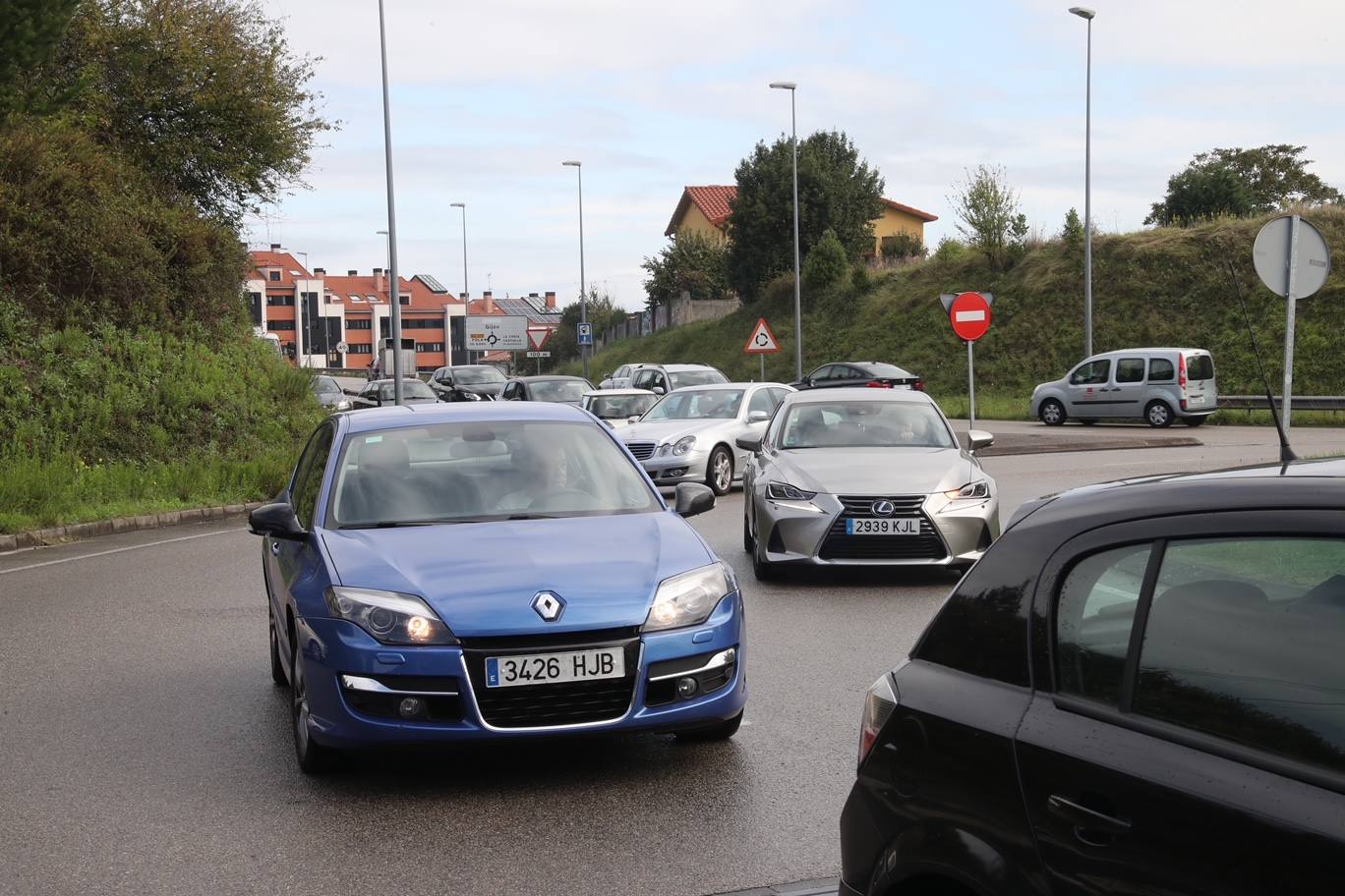 Imágenes Un accidente corta el acceso por la avenida de El Llano y